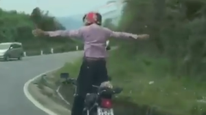 Hãi hùng cảnh quái xế buông tay lái, đứng trên xe máy đổ dốc, ôm cua