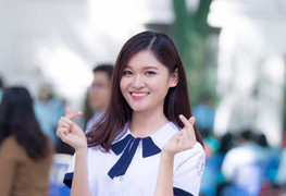 Á hậu Thuỳ Dung mặc đồng phục nữ sinh về thăm trường cũ