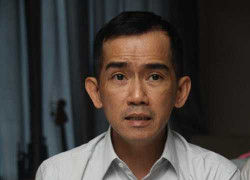 Ca sĩ Minh Thuận bật khóc trên giường bệnh khi gặp bố