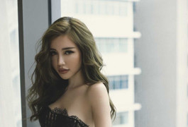 Elly Trần diện nội y trong suốt khoe hình thể nóng bỏng