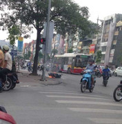 Hà Nội: Xe máy bốc cháy, người điều khiển nhanh chân thoát thân