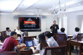 “Hãy cho tôi biết, trong ly cà phê có cà phê không?