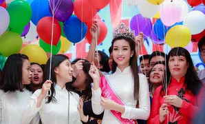 Hoa hậu Đỗ Mỹ Linh mặc áo dài trắng về trường cũ ngày khai giảng