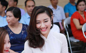 Hoa hậu Trần Thu Ngân diện áo dài trắng tinh khôi trong lễ khai giảng trường cũ
