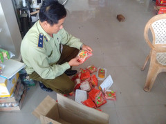 Bánh trung thu mập mờ ngày sản xuất tràn lan các khu chợ