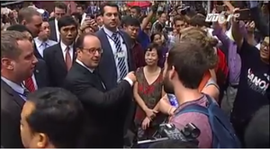 Tổng thống Pháp thích thú dạo bộ, khám phá phố cổ Hà Nội