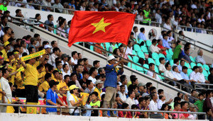 Cầu thủ 'đuổi khéo' cổ động viên: V-League hết sạch tình yêu chân chính?