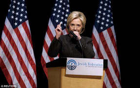 Video: 4 phút 'ác mộng' trên bục vận động tranh cử của Hillary Clinton