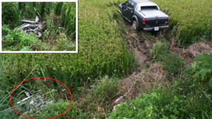 Xe ôtô húc xe máy bay xuống ruộng, 1 người trọng thương