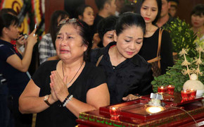 Diễn viên Kim Xuyến, MC Thảo Vân bật khóc nức nở tiễn đưa NSƯT Hán Văn Tình