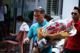 Minh Thuận bật khóc, thích bó hoa Đàm Vĩnh Hưng mang tới tặng