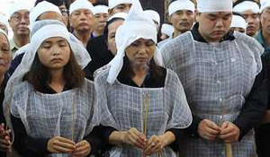 Vợ con nghẹn ngào nhìn mặt NSƯT Hán Văn Tình lần cuối