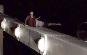 Vừa bỏ ý định tự tử, gã say sảy chân ngã xuống cầu tử vong