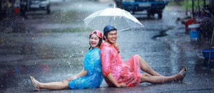 Bộ ảnh cưới dưới mưa với dép tổ ong khiến dân mạng thích thú