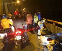 CSGT chạy bộ lên cầu Chương Dương cứu người tự tử trong đêm