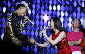 Hoà Minzy bị Khương Ngọc 'bắt nạt' trên sân khấu