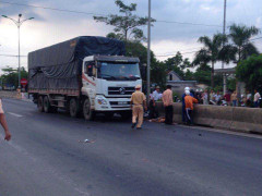 Người đàn ông chết thảm sau cú va chạm với xe tải