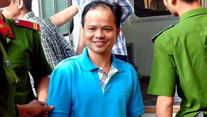 Vụ án chai nước có ruồi: Ủng hộ 'con ruồi', sẽ có thêm gián, thằn lằn trong hộp sữa, chai bia