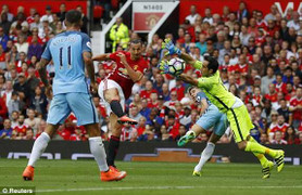 Claudio Bravo mắc lỗi, Ibrahimovic ghi bàn hạ Man City