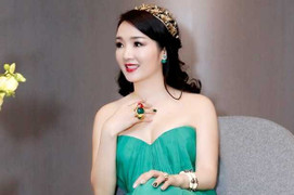 Giáng My 'dát' phụ kiện bạc tỷ từ đầu đến chân