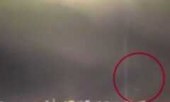 'UFO' bí ẩn bay ngang qua, tia sét xé toạc bầu trời gây 'sốt' trên Facebook