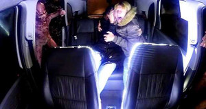 Video: Hành khách khóc thét trong taxi khi bị 'người ngoài hành tinh' tấn công