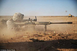 Sắp thiêu sống tù nhân, đao phủ IS bị bắn hạ từ khoảng cách 1,5 km