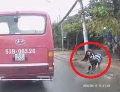 Kẻ biến thái sàm sỡ nữ sinh giữa ban ngày, người đi đường dửng dưng