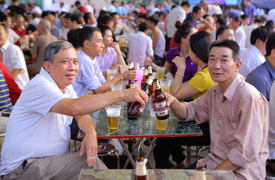 Hàng chục ngàn du khách kéo về Tuyên Quang tham dự Ngày hội Bia Hà Nội