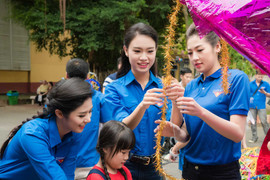 Ngọc Hân, Tú Anh, Ngọc Vân vui trung thu bên bệnh nhân nghèo