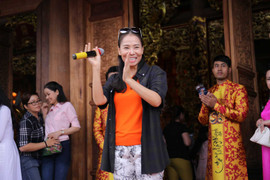 Thu Minh hát tặng các nghệ sĩ trong ngày giỗ Tổ nghiệp ở nhà thờ Tổ của Hoài Linh