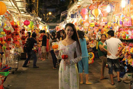 Người Sài Gòn chen chân ở phố đèn lồng trước thềm Trung thu
