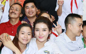 Á hậu Huyền My hồn nhiên khi đi từ thiện cùng Quang Tèo, Giang Còi