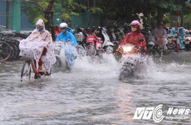 Bão số 4 sắp đổ bộ, người dân Quảng Nam - Đà Nẵng vật lộn trong mưa lớn