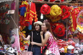 Nam thanh, nữ tú tưng bừng 'trẩy hội' Trung thu trên phố Hàng Mã