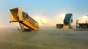 Sân bay Tân Sơn Nhất bị ngập, máy bay chở thứ trưởng giao thông bay vòng vòng trên trời