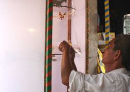 Ảnh: Nghệ nhân làm đèn kéo quân truyền thống bán đi nhiều tỉnh thành