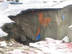 Hoảng hồn 'hố tử thần' khủng giữa đường thành phố Vinh