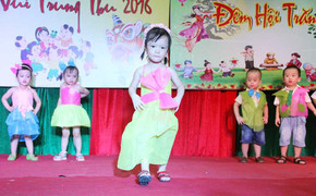 Ngắm 'thiên thần nhí' biểu diễn võ thuật, trình diễn thời trang giấy đêm Trung thu