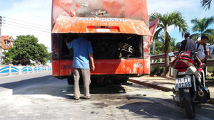 Xe khách bốc cháy trên quốc lộ, hàng chục hành khách tháo chạy