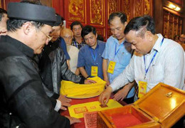 Phát 4 vạn Ấn cho nhân dân dự Lễ hội mùa thu Côn Sơn – Kiếp Bạc