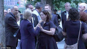 Người phụ nữ bí ẩn xuất hiện cạnh bà Clinton trong lễ tưởng niệm 11/9