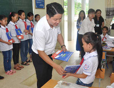 “EVN HANOI tiếp bước em đến trường”