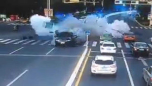 Ôtô phát nổ như bom giữa giao lộ đông đúc