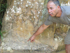 Kỳ bí văn tự cổ trên vách đá giữa đại ngàn Trường Sơn