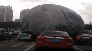 Video: 'Mặt trăng' khổng lồ lăn lông lốc trên đường phố Trung Quốc