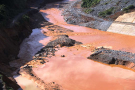 Cận cảnh vượt nước xiết cứu 18 người bên sông Bung