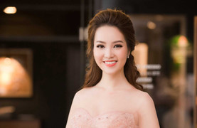 Á hậu Thụy Vân váy xuyên thấu quyến rũ khó rời mắt