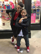 Bé trai 8 tuổi mở tiệm bánh kiếm tiền mua nhà cho mẹ đơn thân