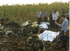 Máy bay biểu diễn Trung Quốc lao xuống đất, hàng loạt người thiệt mạng